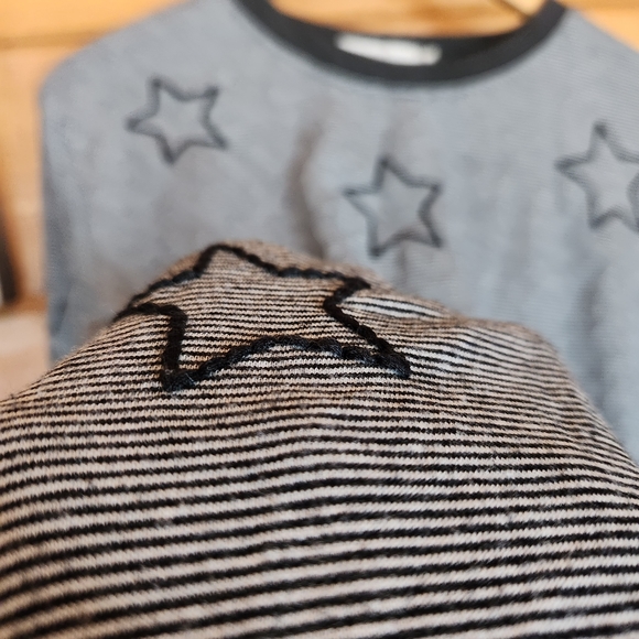 Mododoc 💜Top Embroidered Stars Sweatshirt Striped Gray Sweater Comfort Sz Small - Picture 5 of 9